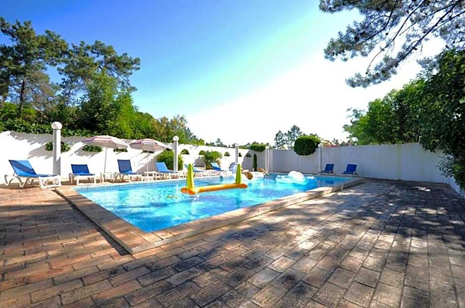 Fantastic outdoor area, private pool, Tennis Court Golf Practice Facility