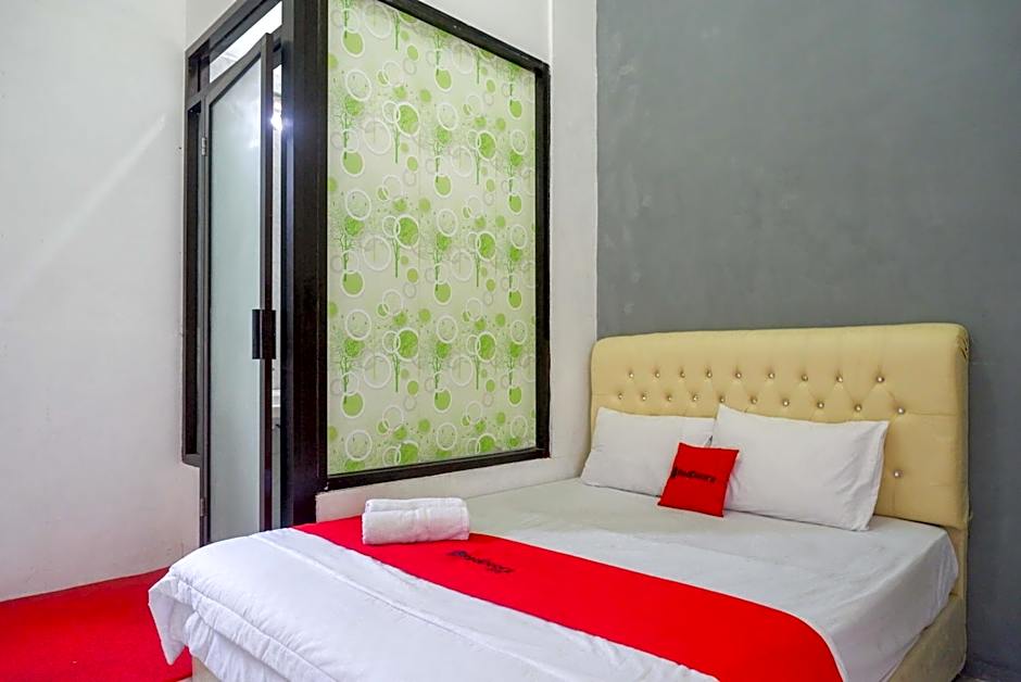 RedDoorz Syariah near Alun Alun Kajen