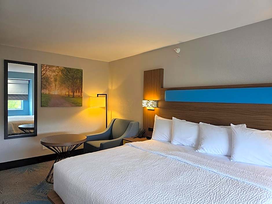 Days Inn & Suites by Wyndham Brandon Amphitheater