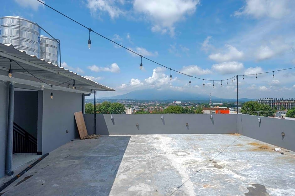 RedDoorz Plus near Patung Kuda Undip