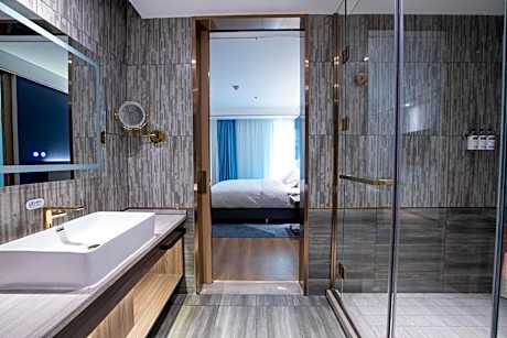 One-Bedroom King Suite