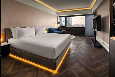 ART FAM Room, Family room, Bedroom 1: 1 King, Bedroom 2: 2 Twin
