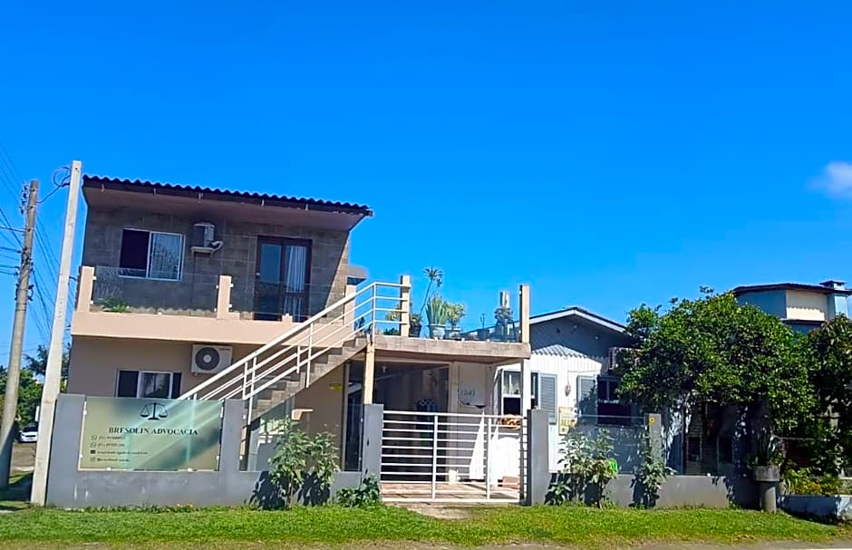 KITNET S2 em TORRES-RS - Na mais bela praia Gaúcha - Cozinha - Banheiro - Ar condicionado - TV smart 32' - Wi-Fi - Estacionamento - Anfitriã Superhost no BnB