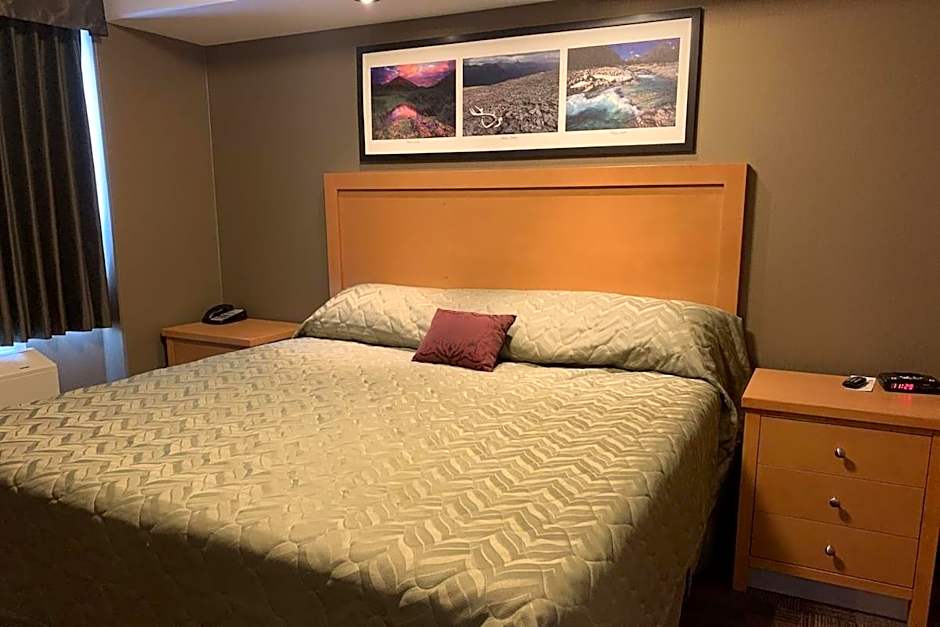 Woodlands Inn & Suites