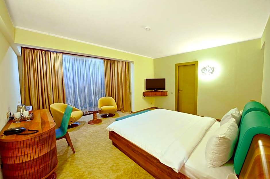 Photo 1 of 7 of 1 King Bed, Sea View