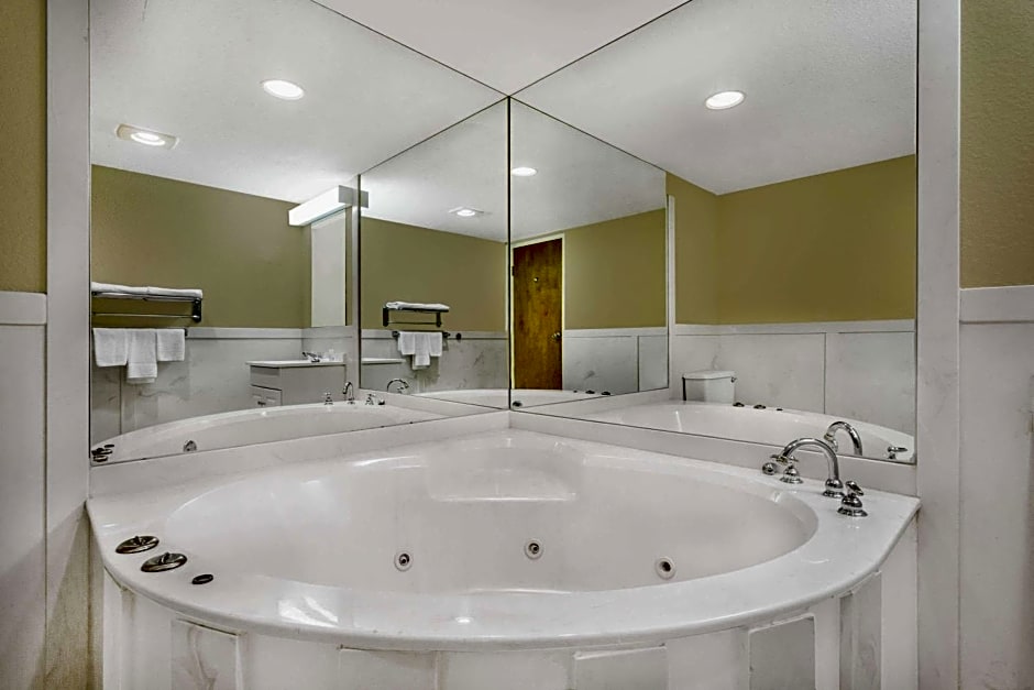 Super 8 by Wyndham Bentonville
