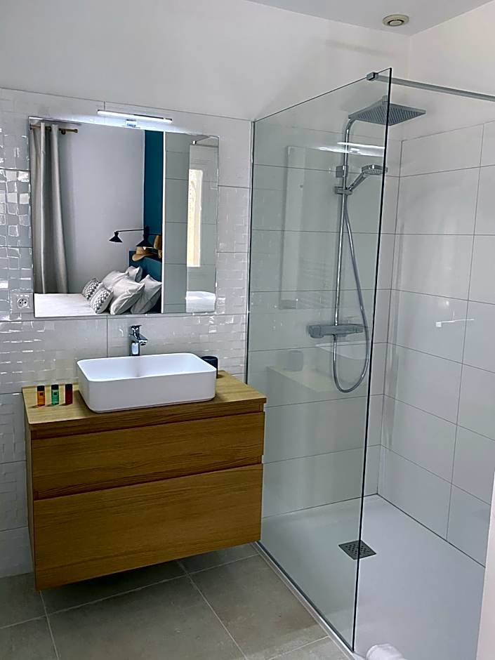 La Maison des Vendangeurs - TABLE D'HÔTES le soir du jeudi au dimanche- Jacuzzi - Balnéo SPA - ACCES PISCINE pour toutes les chambres sauf STUDIO COQUET- Piscine de mai à mi-octobre