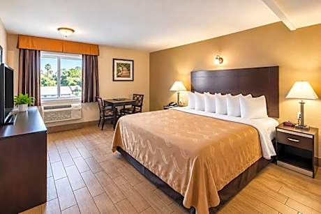 Quality Inn & Suites near Downtown Bakersfield