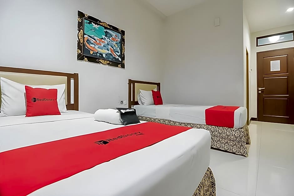 RedDoorz Near Trans Studio Mall 3