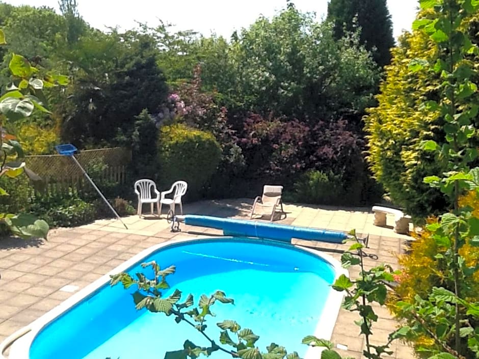 Tudor Lodge with pool & BBQ cabin