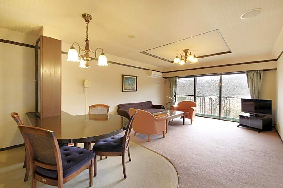 Izu Ippeki lake lakeside terrace