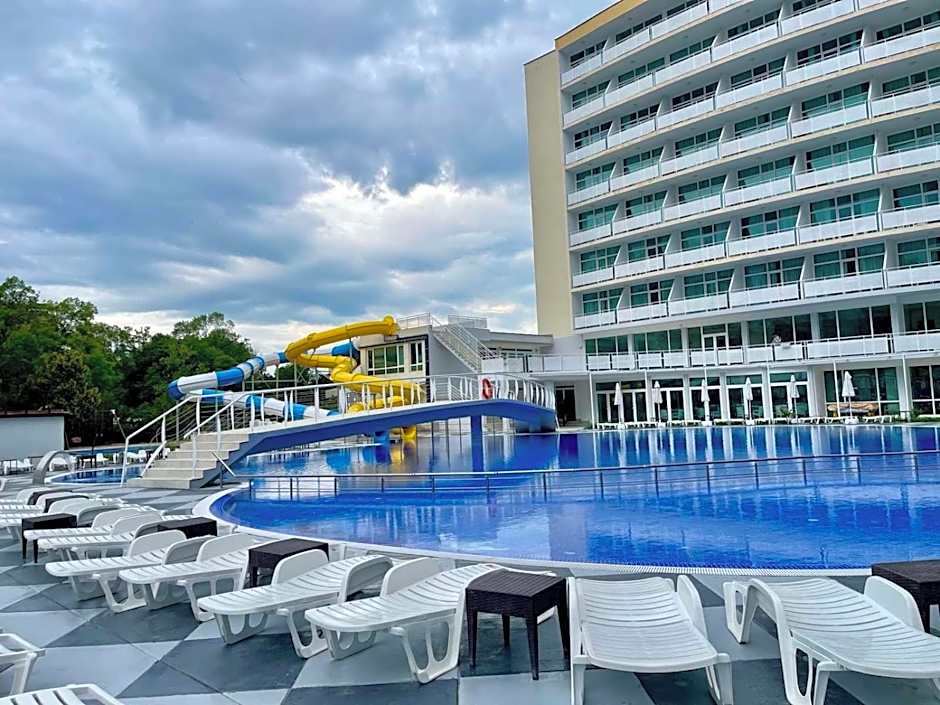 Grand Hotel Nirvana - All Inclusive & Free Beach Access