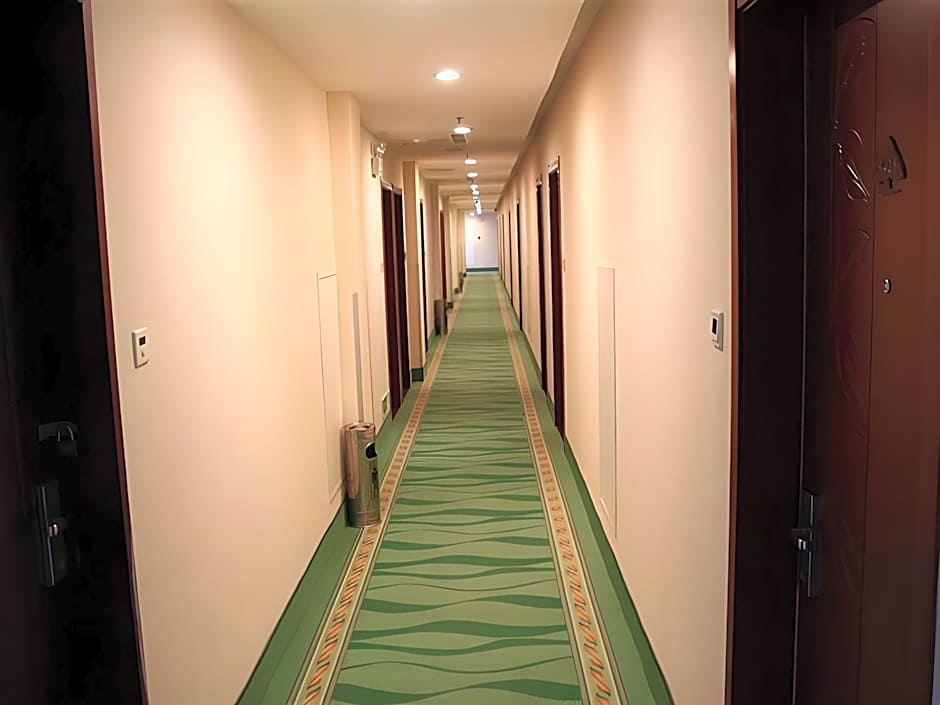 Green Tree Inn Taicang Baolong Square Hotel