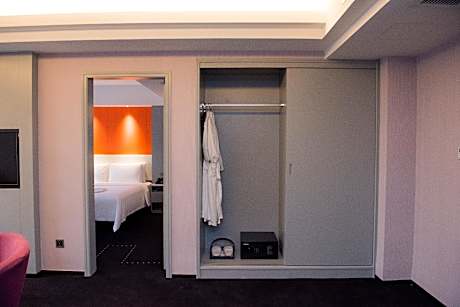 Business Queen Room