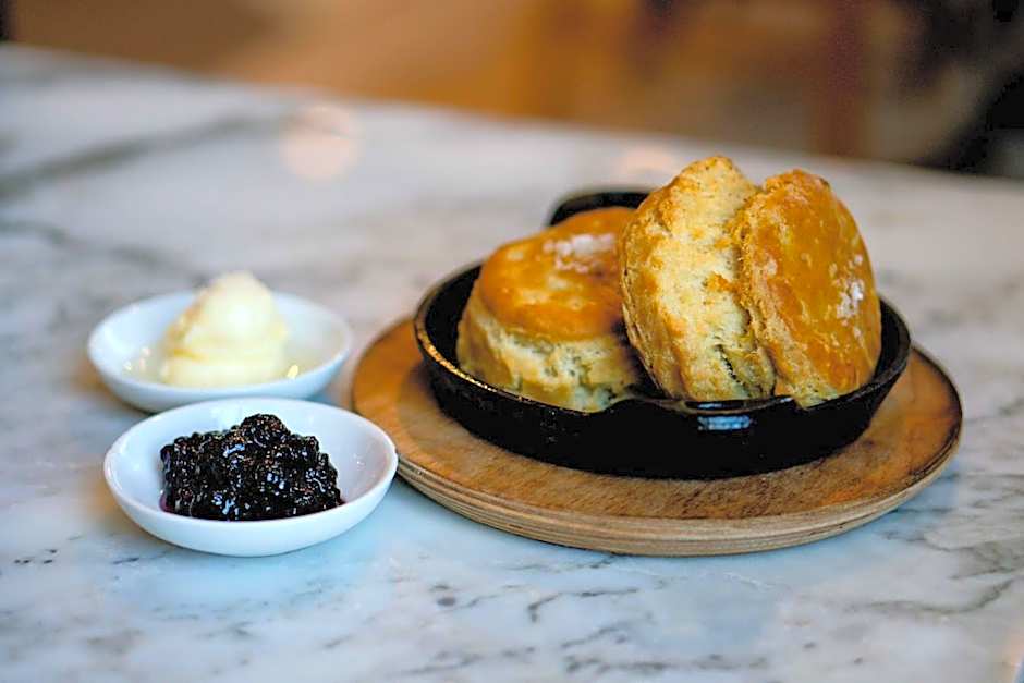 THE ADVENIRE, AUTOGRAPH COLLECTION