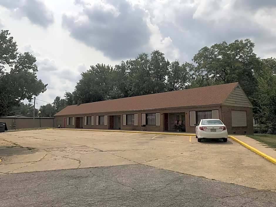 Budget Host Village Inn