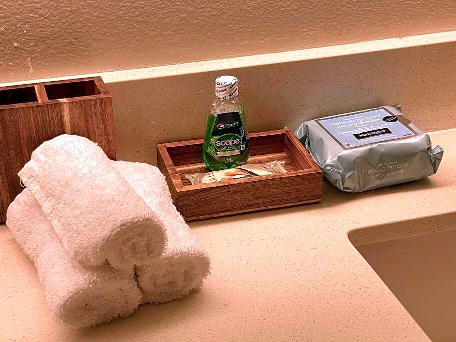 Cozy 2 Bedroom 2 Bathroom Condo with Pool, Gym, Spa