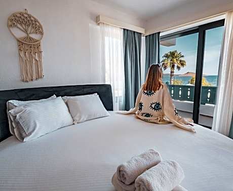 Deluxe Double Room with Balcony and Sea View