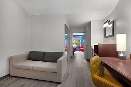 One-Bedroom King Suite - Non-Smoking