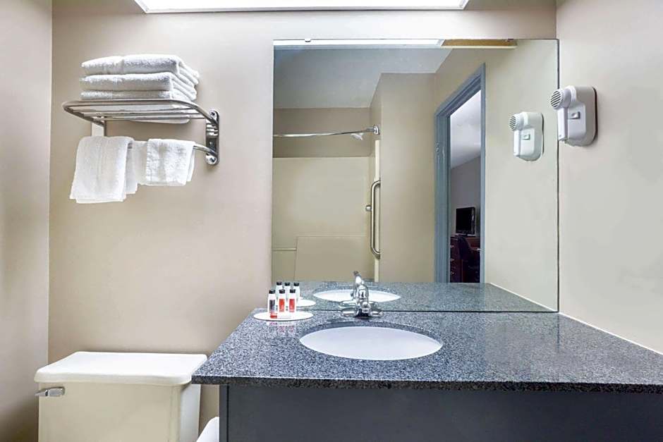 Super 8 by Wyndham Harrison OH