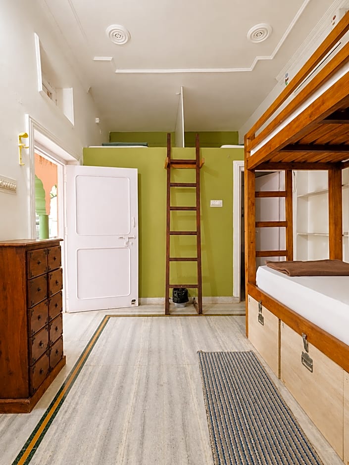 Foto 1 daripada 4 — Dormitory Room