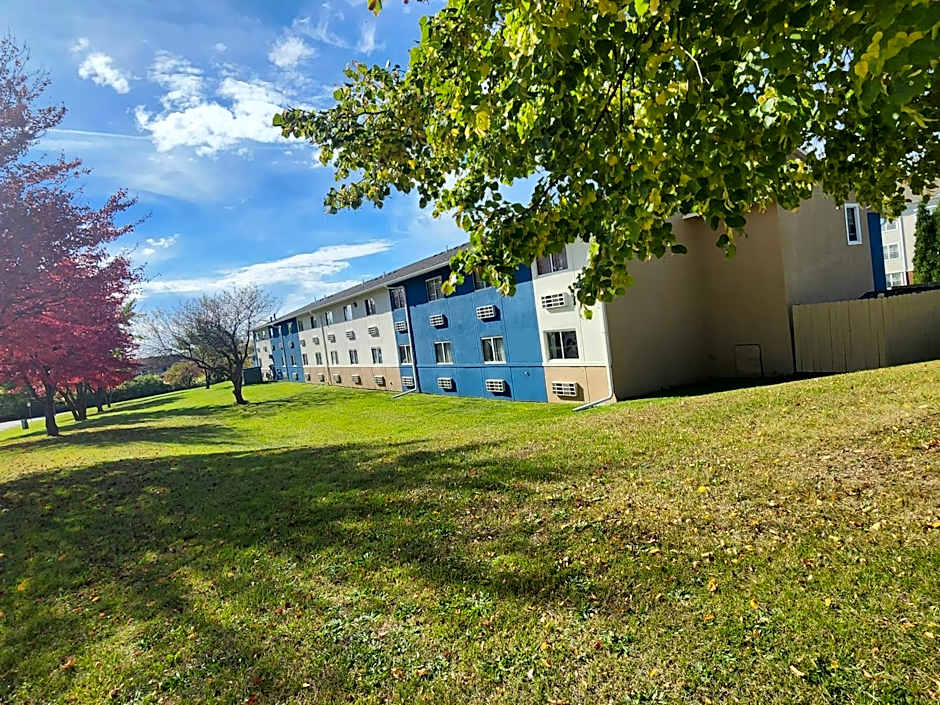 Super 8 by Wyndham Rockford I-90/Casino District