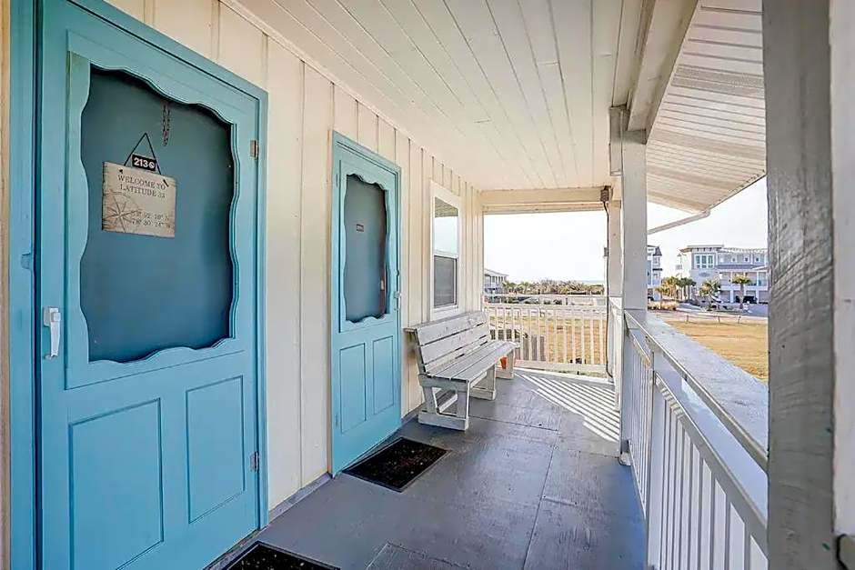 ON ISLAND Ocean View Beachy Studio in Campy 1970s Converted Motel