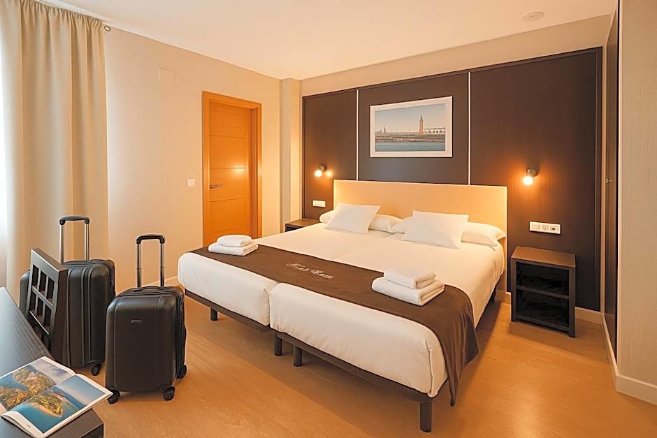 Photo 1 of 2 of 1 Double Bed or 2 Beds