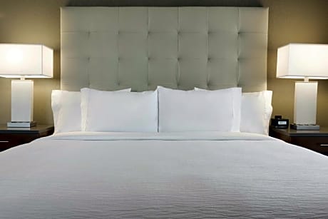 1 KG BALCONY ACCESSIBLE TUB 2 ROOM SUITE