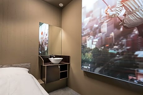 Budget Single Room with Shared Bathroom