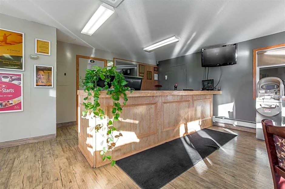 Econo Lodge Inn & Suites