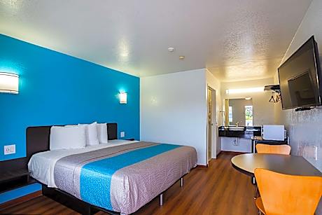 1 King Bed | Non-Smoking, Micfridge