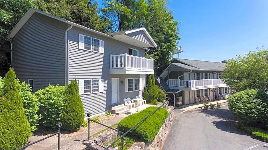 Adirondack Retreat Inn & Suites