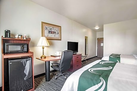Quadruple Room with Two Queen Beds and Tub - Disability Access/Non Smoking/Interior Hall