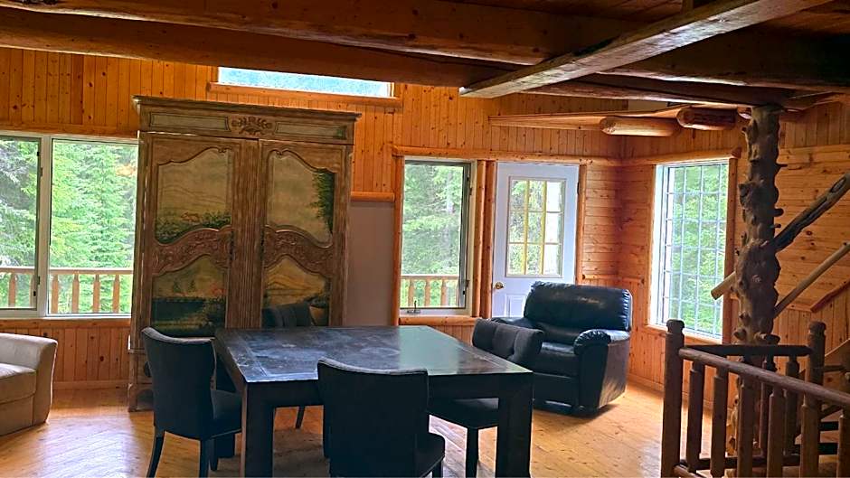 Rustic Executive Cabin at Beaverfoot