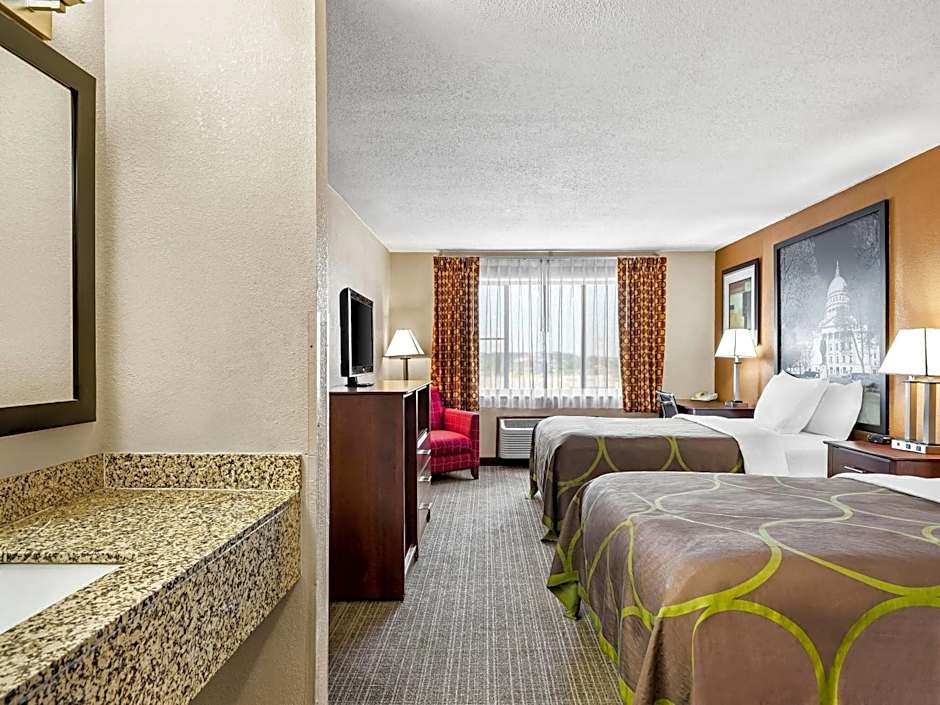 Super 8 by Wyndham Sturtevant Racine