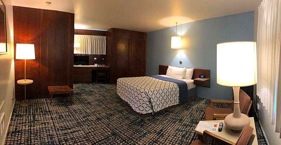 Curly Redwood Lodge