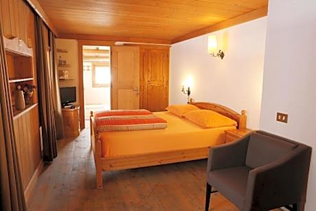 Suite with Mountain View