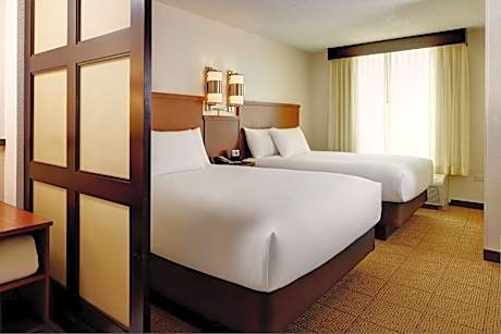 Accessible Two Queen Beds/tub (with Sofa Bed)