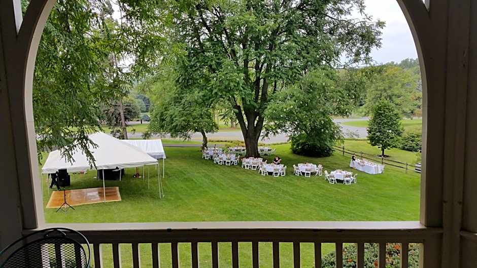 The Inn at Ragged Edge