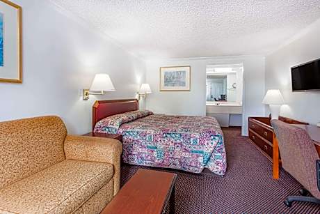 King Room with One King Bed - Smoking