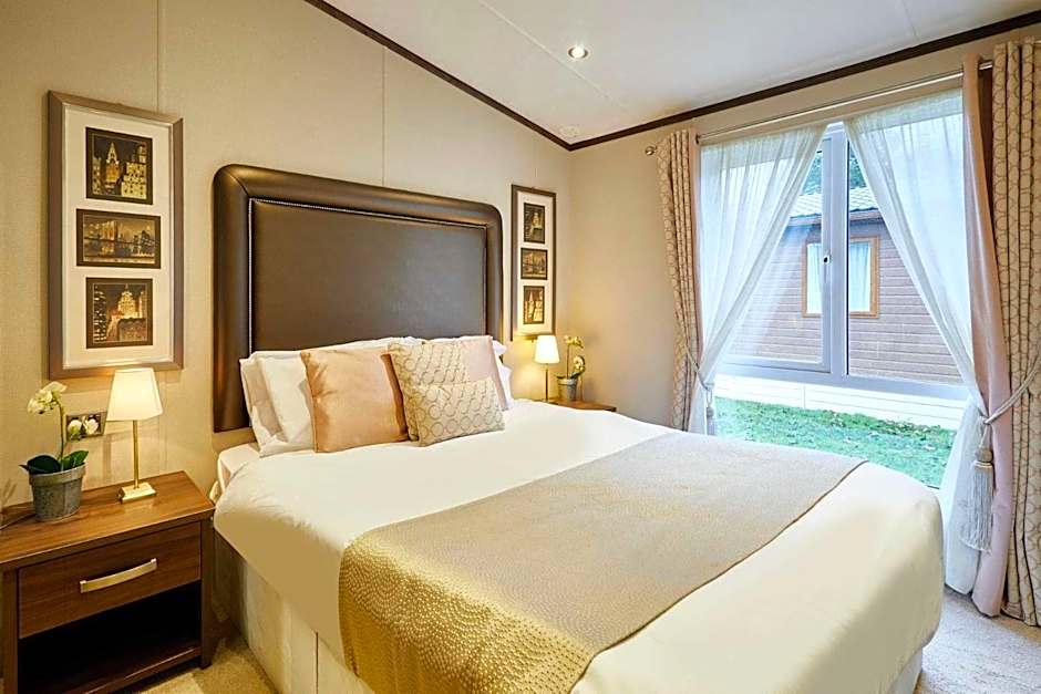 Sutton Lodge with Hot Tub