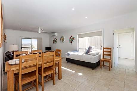 One-Bedroom Cottage with Terrace