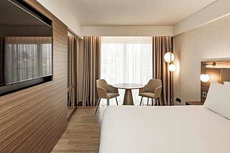 Deluxe King Room with City View and Balcony