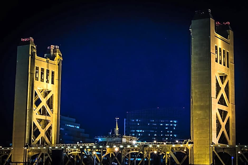 Crossroads Inn - Downtown Sacramento