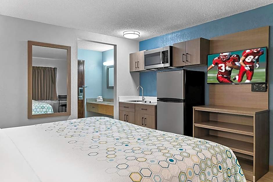 HomeTowne Studios by Red Roof Flint