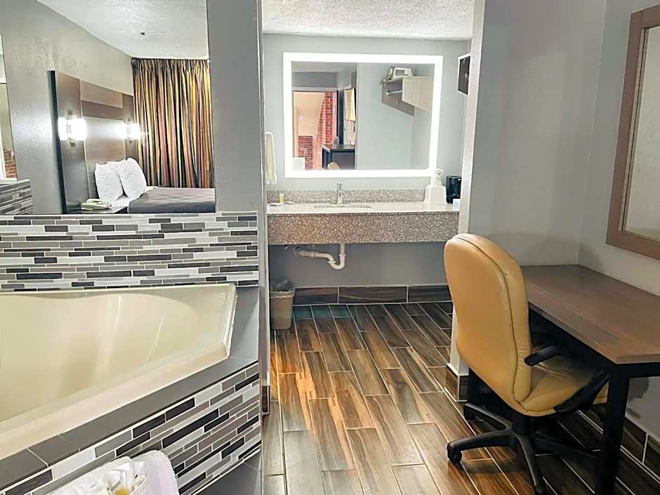 Travelodge by Wyndham Sellersburg / Louisville North