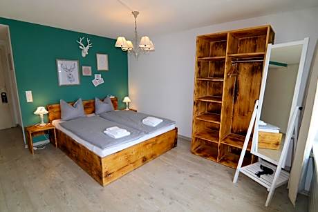 Double Room with Private Bathroom (101)