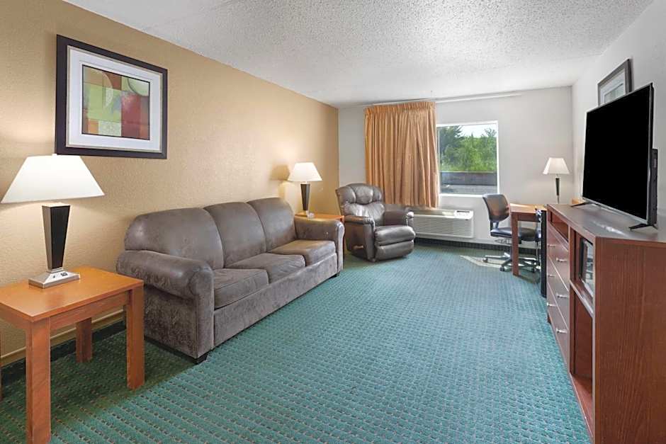 Baymont by Wyndham Jamestown Conference Center & Water Park