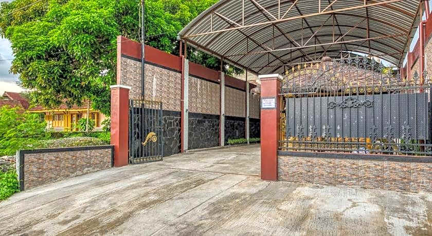 RedDoorz Syariah near Kebon Rojo Park Blitar